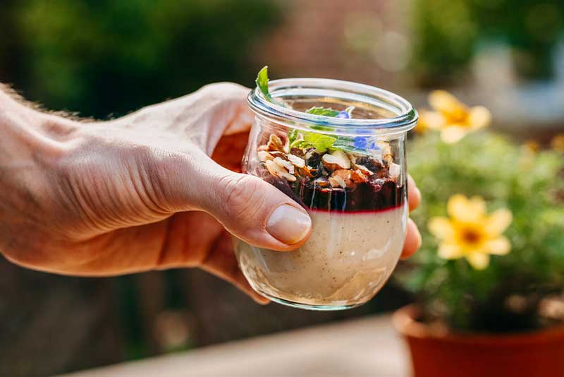 Basische Ernährung im Basen-Intervallfasten Basisches Dessert im Glas mit Beeren und Nüssen beim Basen-Intervallfasten