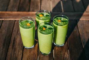 Grüner Smoothie und frische Zutaten beim Behmfasten nach Susanne Behm