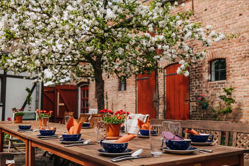 Bildungsurlaub Gemeinschaft und Austausch Bildungsurlaub im Fastenhof mit gemeinsamer Mahlzeit im Innenhof
