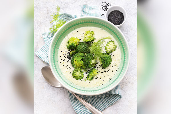 Blumenkohlsuppe mit Tahin und Kräutern