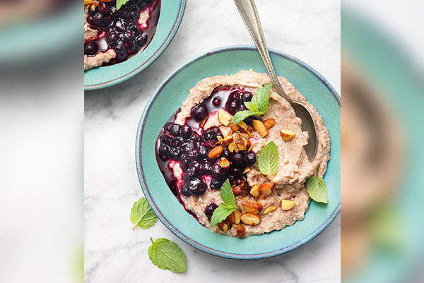 Buchweizen-Porridge mit Beeren und Nüssen
