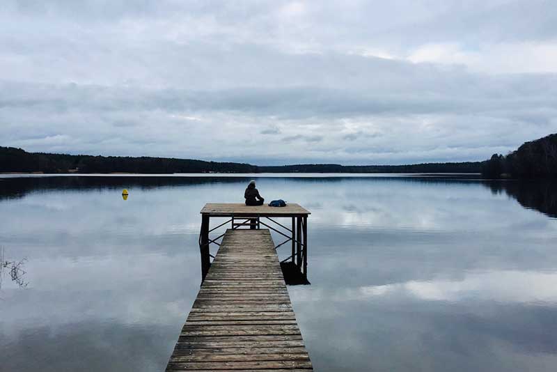Rückzug und Stille beim Fasten Meditative Stille am See während des Fastenkurses Fasten und Stille