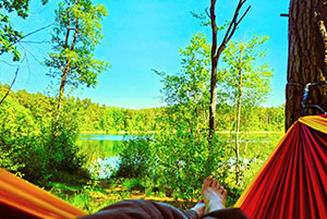 Fasten und Waldbaden am See in ruhiger Natur