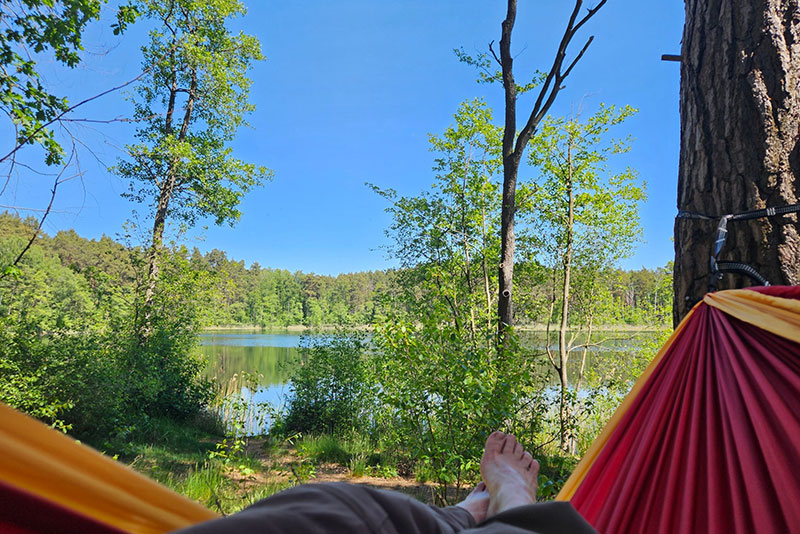 Entspannung in der Hängematte am See beim Kurs Fasten und Waldbaden