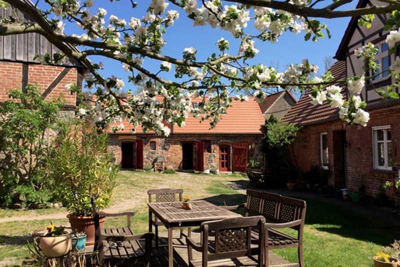 Innenhof des Fastenhof Behm mit blühendem Baum