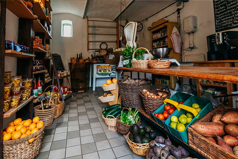 Hofladen mit frischem Obst und Gemüse am Fastenhof
