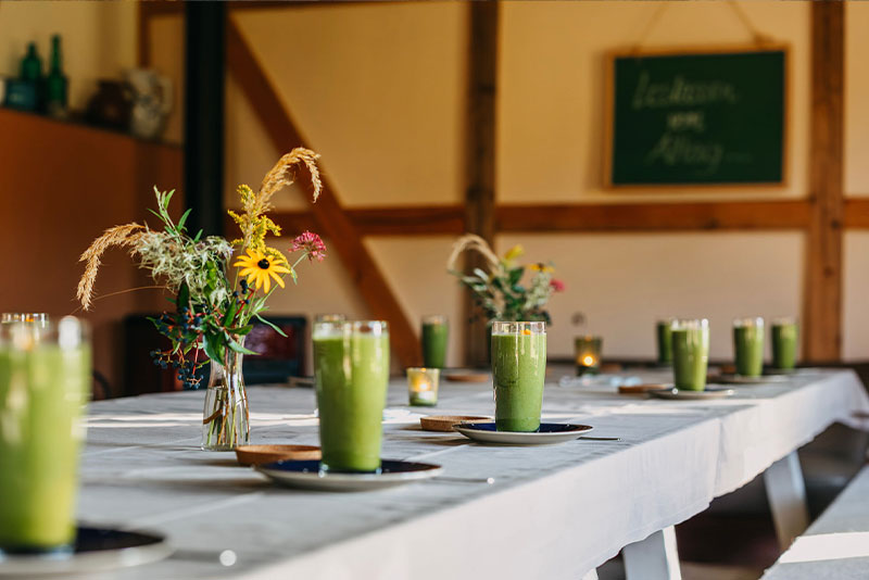 Seminarraum am Fastenhof mit grünen Smoothies