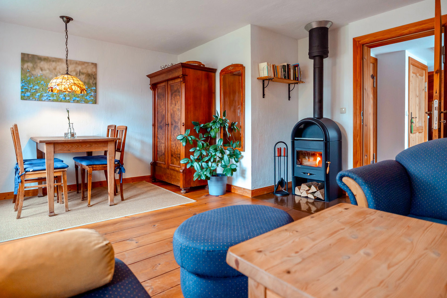 Wohnbereich mit Kamin in der Ferienwohnung 3 am Fastenhof