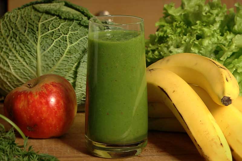 Grüne Smoothies aus frischen Zutaten Grüner Smoothie mit Apfel, Banane und Blattgemüse