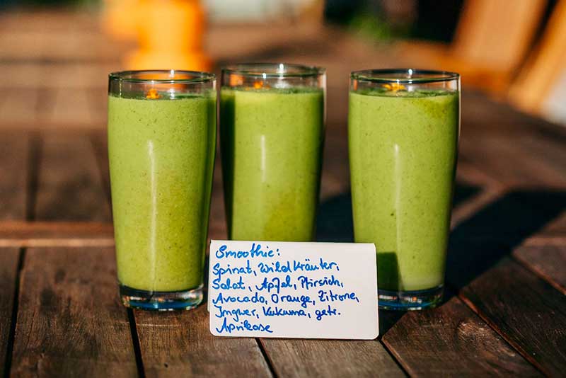 Grüne Smoothies mit frischen Zutaten Grüne Smoothies aus frischen Zutaten wie Spinat und Wildkräutern