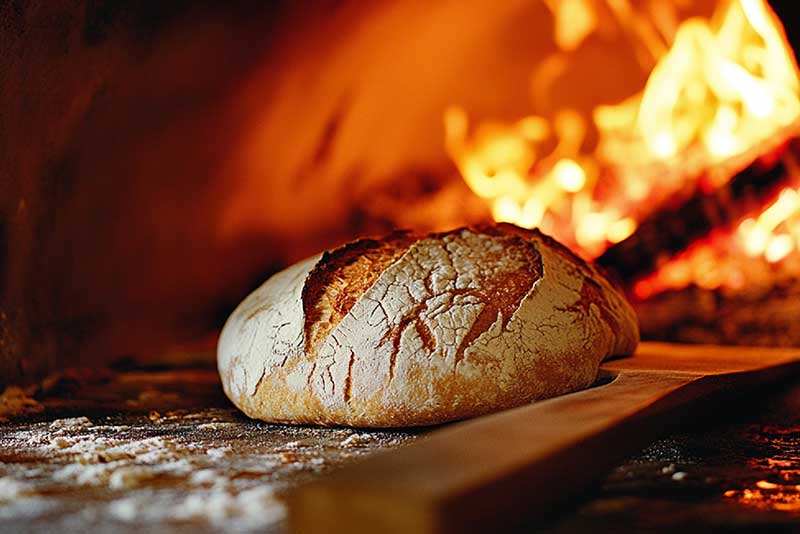 Frisch gebackenes Dinkelbrot im Holzofen beim Hildegardfasten
