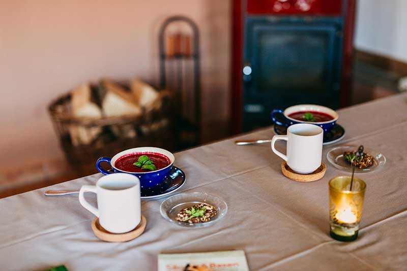 Dinkelsuppe und warme Mahlzeit beim Hildegardfasten