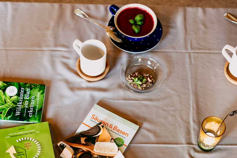 Achtsame Pause mit Tee und Literatur beim MBSR Seminar