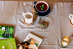 MBSR Seminar mit achtsamem Teeritual und Meditationsmaterial