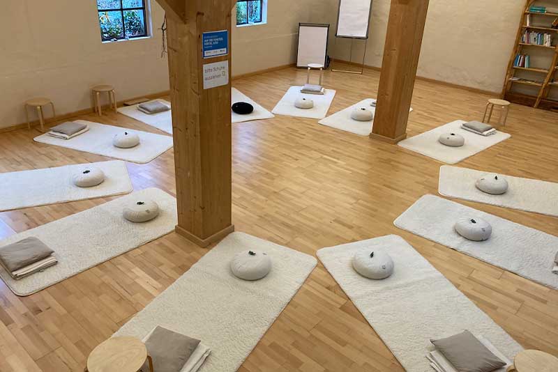 Vorbereiteter Meditationsraum für ein MBSR Seminar