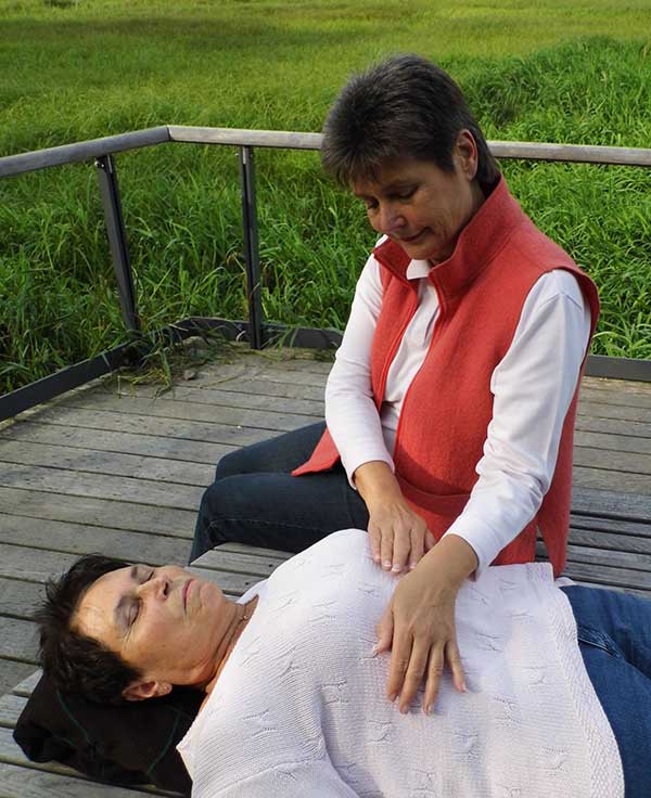 Reiki-Anwendung im Freien Reiki-Anwendung mit Handauflegen im Rahmen ganzheitlicher Massagen