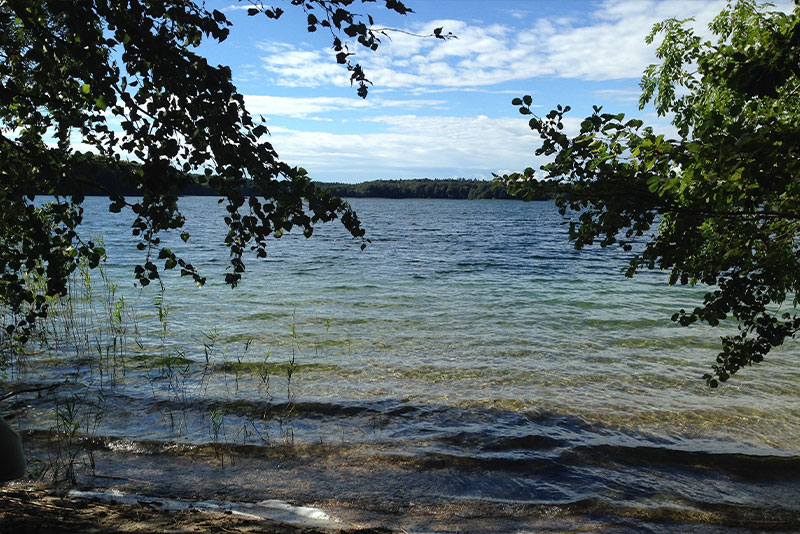See in der Nähe des Fastenhofs mit klarem Wasser