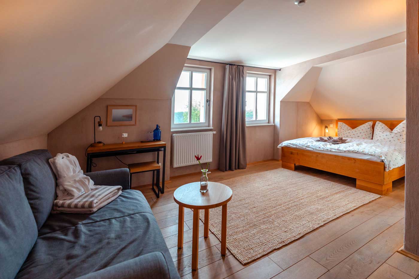 Bildungsurlaub Unterkunft Ruhiges Gästezimmer im Fastenhof mit Blick ins Grüne