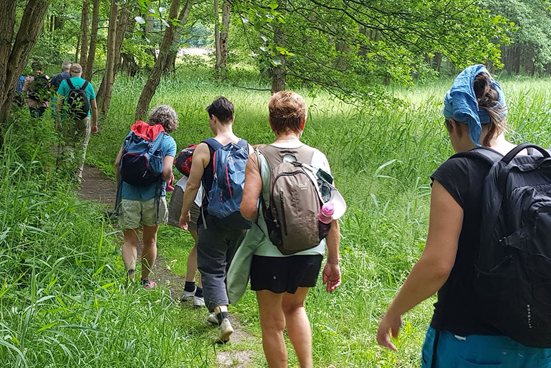 Susanne Behm begleitet eine Gruppe beim Fastenwandern