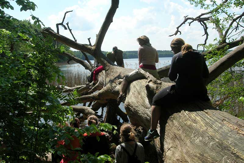 Susanne Behm mit Teilnehmerinnen in der Natur am See