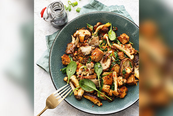 Tofu mit Pilzen und Spinat in der Pfanne