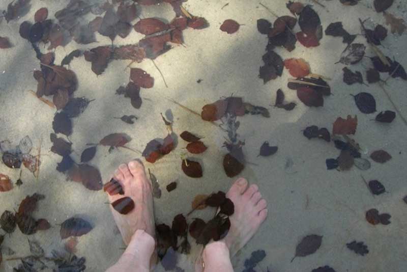 Barfuß im Wasser – Achtsamkeit beim Fasten