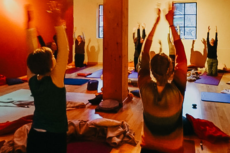 Yoga Gruppenstunde Yoga im Fastenhof Behm mit achtsamer Gruppenpraxis